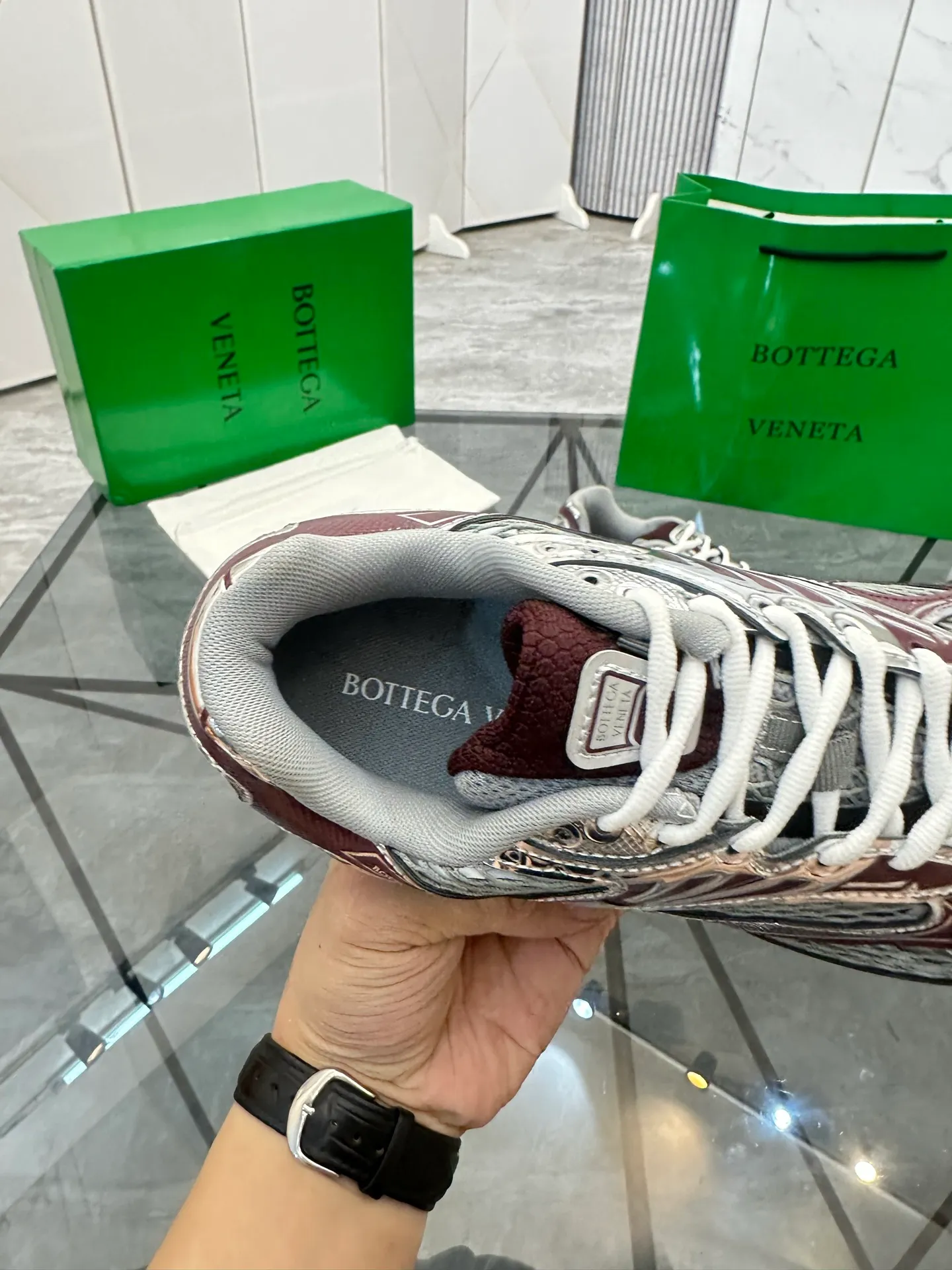 Factory men's shoes 💰: 620💰 (top version) BV Orbit sneakers Wang Yibo's same style couple's dad shoes Runner sneakers, made of lightweight technical mesh fabric. Matched with geometric pattern designed rubber outsole Wang Zha series high version Look for the package craftsmanship The actual height is much higher, but the legs are still slim. Very nice and playable and durable Matching to the standard 💯 Package shoe technology Look for the high version The outsole is made of color-blocked TPU outsole Women's model 35 36 37 38 39 40 41 (40 41 customized) Men's model 38 39 40 41 42 43 44 45. (Customized size 38 45.46) No. H345
